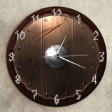 Horloge nordique murale en forme de bouclier viking - version simple - tenue en main - il est une heure 20 - chiffre des heure ecriture imitant les runes