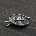 pendentif viking avec chaine ou collier de cuir -bijou avec symbole du valknut et les deux corbeaux d'odin -chaine et pendentif couleur argent sur table autre vue