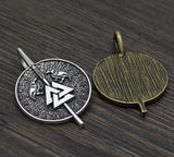 pendentif viking avec chaine ou collier de cuir -bijou avec symbole du valknut et les deux corbeaux d'odin -chaine et pendentif 2 couleur - vue des face avant et arrière du bijou