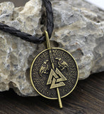 pendentif viking avec chaine ou collier de cuir -bijou avec symbole du valknut et les deux corbeaux d'odin -chaine et pendentif couleur bronze avec lanière de cuir sur pierre calcaire