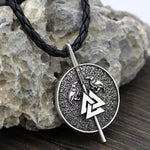 pendentif viking avec chaine ou collier de cuir -bijou avec symbole du valknut et les deux corbeaux d'odin -chaine et pendentif couleur argent lanière en cuir - bijou posé sur une pierre du Valhalla