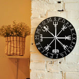 horloge murale viking avec impression du symbole nordique du Vegvisir et des 24 signes runique de l'alphabet sacré du futhark ancien - vue de face sur mur de brique - horloge couleur de fond noir