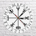 horloge murale viking avec impression du symbole nordique du Vegvisir et des 24 signes runique de l'alphabet sacré du futhark ancien - vue de face surun mur de brique - horloge couleur de fond blanc