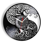 horloge murale viking avec Yggdrasil et forme yin yang sur fond blanc
