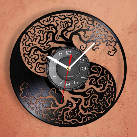 horloge murale viking avec Yggdrasil et forme yin yang sur mur ocre, une partie du décors est couleur du mur car une partie du design est en évidé. L'horloge s'adaptera parfaitement à votre intérieur
