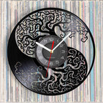 horloge murale viking avec Yggdrasil et forme yin yang sur mir ocre, une partie du décors est couleur du mur car une partie du design est en évidé. L'horloge s'adaptera parfaitement à votre intérieur