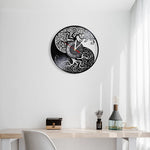 horloge murale viking avec Yggdrasil et forme yin yang sur mir ocre, une partie du décors est couleur du mur car une partie du design est en évidé. L'horloge s'adaptera parfaitement à votre intérieur