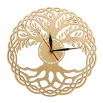 Horloge nordique en forme du symbole Yggdrasil, l'arbre monde viking, fond beige aiguilles des heures et des minutes noires et aiguille des secondes rouge rouge - graduation blanche fond de photo blanc