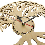 Horloge nordique en forme du symbole Yggdrasil, l'arbre monde viking, fond beige aiguilles des heures et des minutes noires et aiguille des secondes rouge rouge - graduation blanche - zoom sur les aiguilles et la graduation en évidé