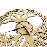 Horloge nordique en forme du symbole Yggdrasil, l'arbre monde viking, fond beige aiguilles des heures et des minutes noires et aiguille des secondes rouge rouge - graduation blanche - zoom sur les aiguilles et la graduation en évidé vue depuis le haut : midi et quart indiqué