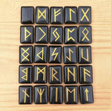 Jeu de runes divinatoires en pierre d'onyx présentée en carré