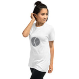 symbolisme runique de kenaz, l'illumination spirituelle sur crcle magique gris - tee shirt porté par un modèle femme sur la photo mais T-shirt pour homme aussi - manches courtes couleur blanc vue de3/4